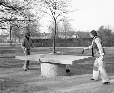 880932 Afbeelding van een openbare betonnen tafeltennistafel in het Majellapark te Utrecht.